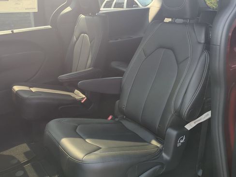 New 2026 Chrysler Pacifica Select image 13