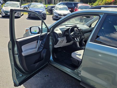 Used 2017 Subaru Forester 2.5i w/ Alloy Wheel Package image 37