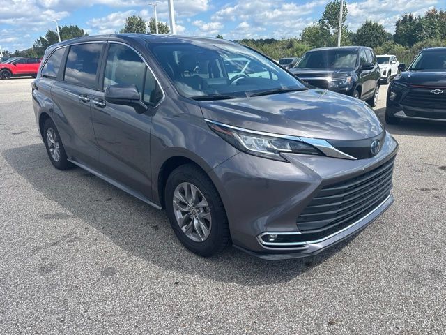 Used 2022 Toyota Sienna XLE FWD image 2