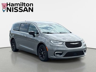 Used 2025 Chrysler Pacifica Select
