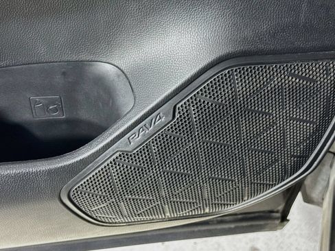 Used 2020 Toyota RAV4 XLE w/ Convenience Package FWD image 22