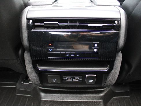 Used 2023 Jeep Wagoneer 4WD w/ Premium Group I image 30
