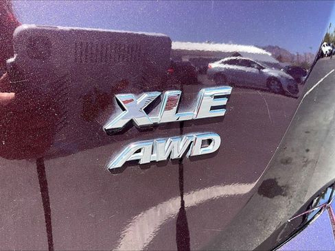 Used 2018 Toyota RAV4 XLE AWD/4WD image 10