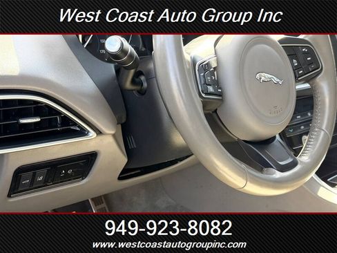 Used 2019 Jaguar XE Premium image 13