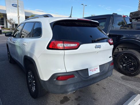 Used 2018 Jeep Cherokee Latitude Plus image 4