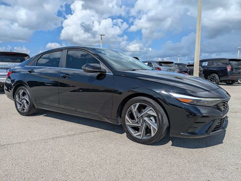 Used 2024 Hyundai Elantra Limited FWD image 2