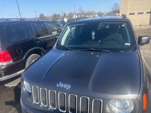 Used 2018 Jeep Renegade Latitude image 2