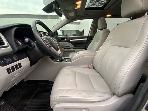 Used 2017 Toyota Highlander XLE AWD/4WD image 10