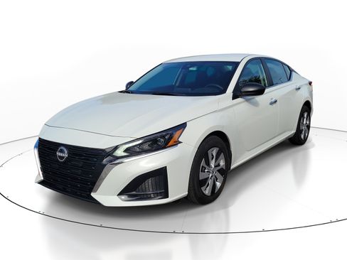 Certified 2025 Nissan Altima 2.5 S FWD image 3