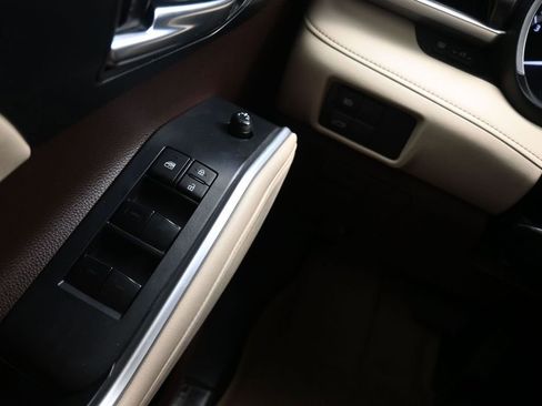 Used 2022 Toyota Highlander XLE FWD image 12