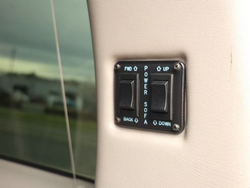 Used 2018 GMC Savana 2500 Extended w/ Enhanced Convenience Package image 24