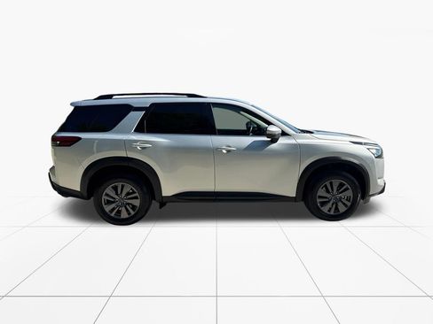 Used 2025 Nissan Pathfinder SV FWD image 9