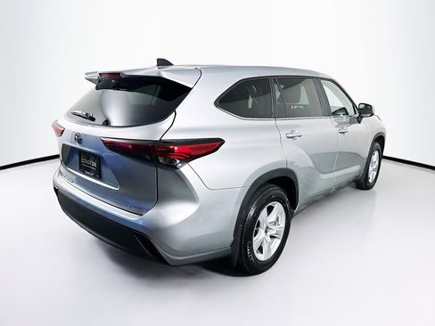 Used 2023 Toyota Highlander LE image 9