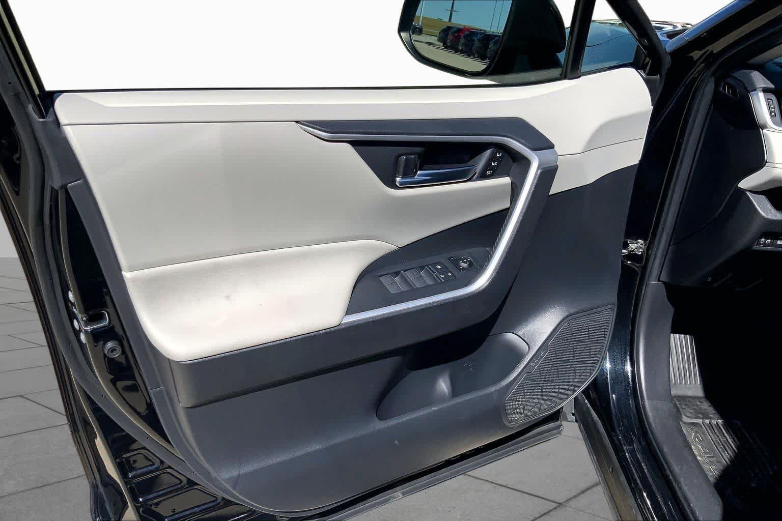 Used 2022 Toyota RAV4 XLE Premium AWD/4WD image 22