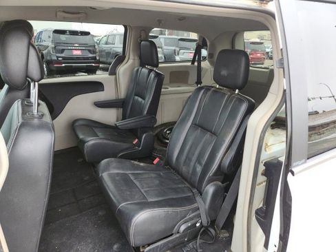 Used 2014 Chrysler Town & Country Touring image 20
