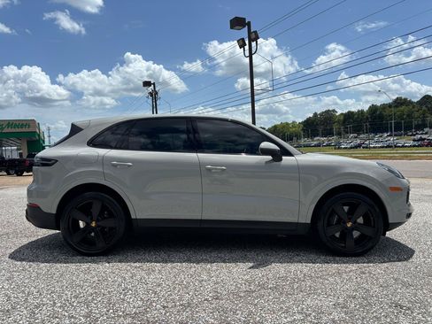 Used 2023 Porsche Cayenne AWD/4WD image 7
