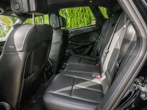 Used 2022 Porsche Macan AWD/4WD image 31