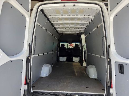 Used 2020 Freightliner Sprinter 2500 RWD image 15