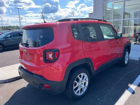 Used 2023 Jeep Renegade Latitude w/ Premium Group AWD/4WD image 3