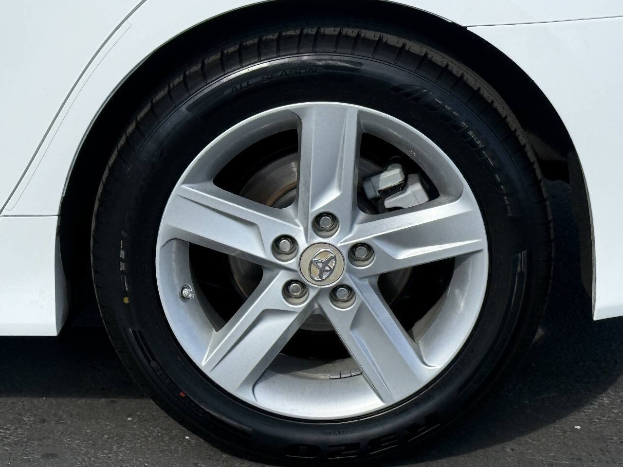 Used 2012 Toyota Camry SE FWD image 12