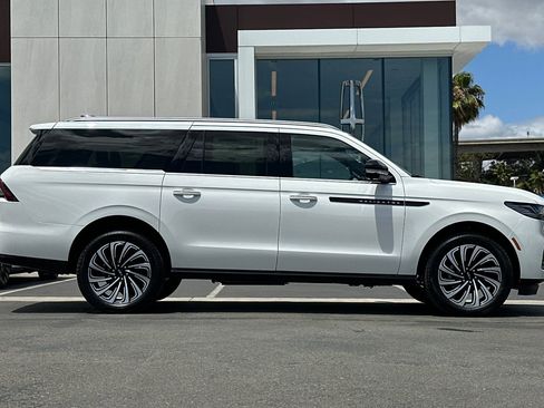 New 2026 Lincoln Navigator L Black Label AWD/4WD image 2