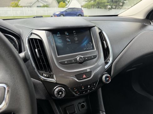 Used 2017 Chevrolet Cruze LT FWD image 22