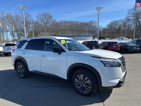 Used 2024 Nissan Pathfinder S image 3