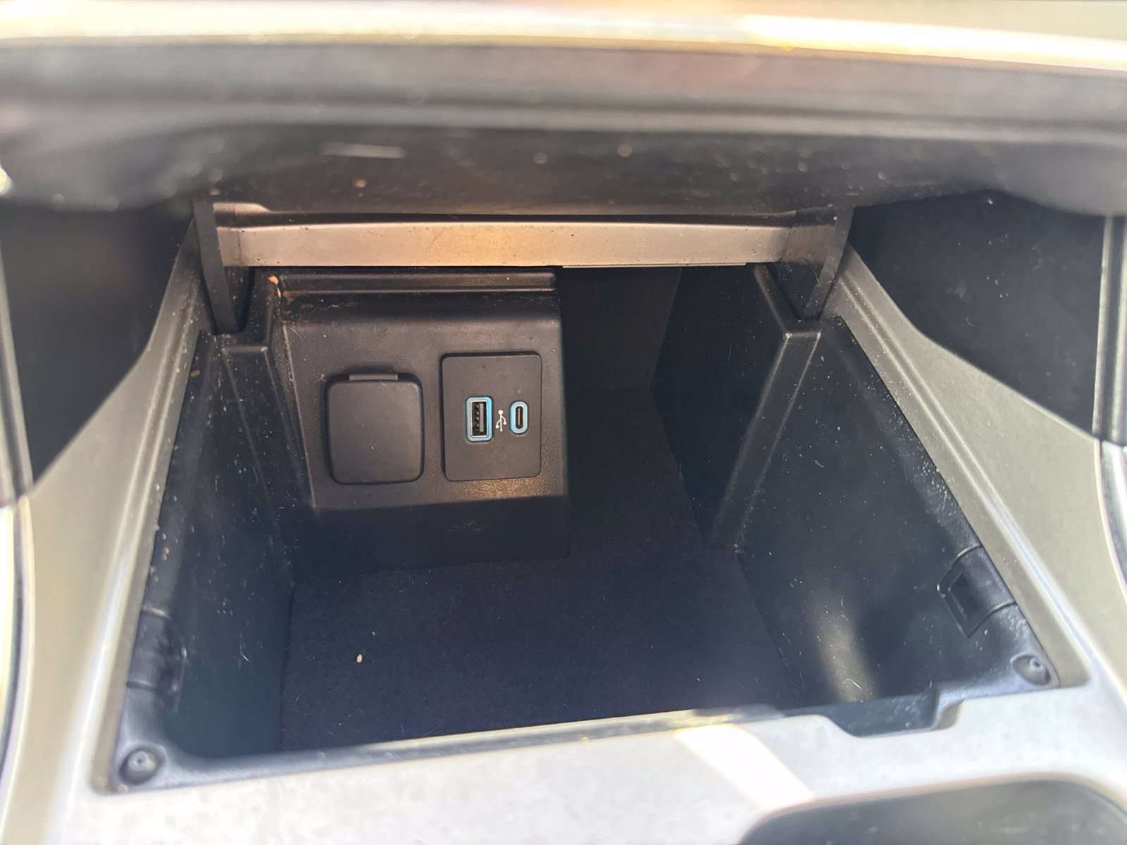 Used 2021 Ford Explorer XLT w/ Equipment Group 202A RWD image 31