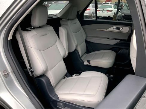 Used 2025 Ford Explorer Active w/ Active Comfort Package RWD image 19