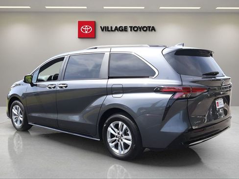 Used 2025 Toyota Sienna Limited FWD image 3