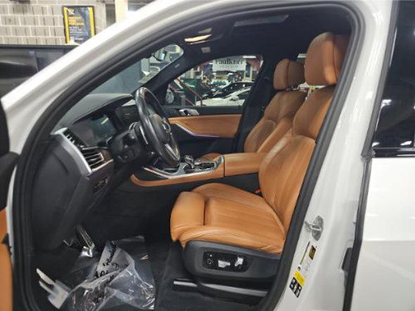 Used 2022 BMW X7 xDrive40i w/ M Sport Package AWD/4WD image 4