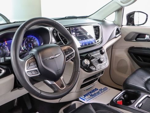 Used 2022 Chrysler Pacifica Touring-L image 22