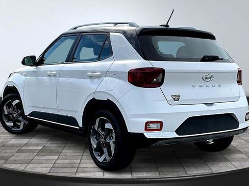 Used 2024 Hyundai Venue Limited image 2
