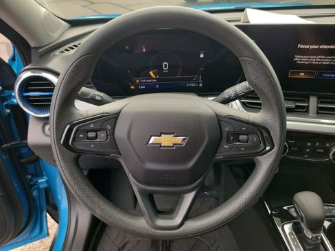 Used 2025 Chevrolet Trax LT FWD image 25