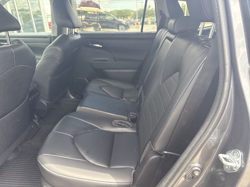 Used 2023 Toyota Highlander XLE AWD/4WD image 7