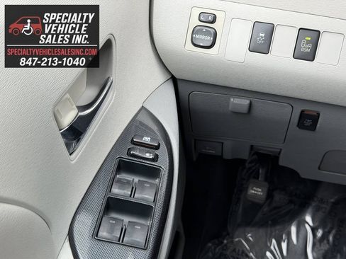 Used 2014 Toyota Sienna SE FWD image 40
