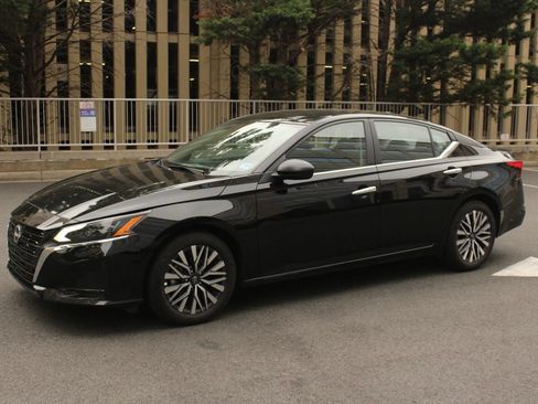 Used 2025 Nissan Altima 2.5 SV FWD image 12