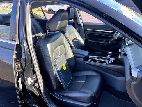 Used 2024 Nissan Altima 2.5 SR image 11