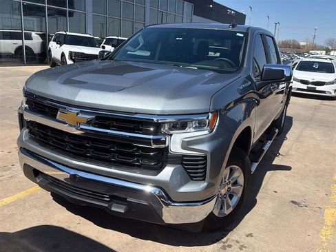 Used 2025 Chevrolet Silverado 1500 LT image 2
