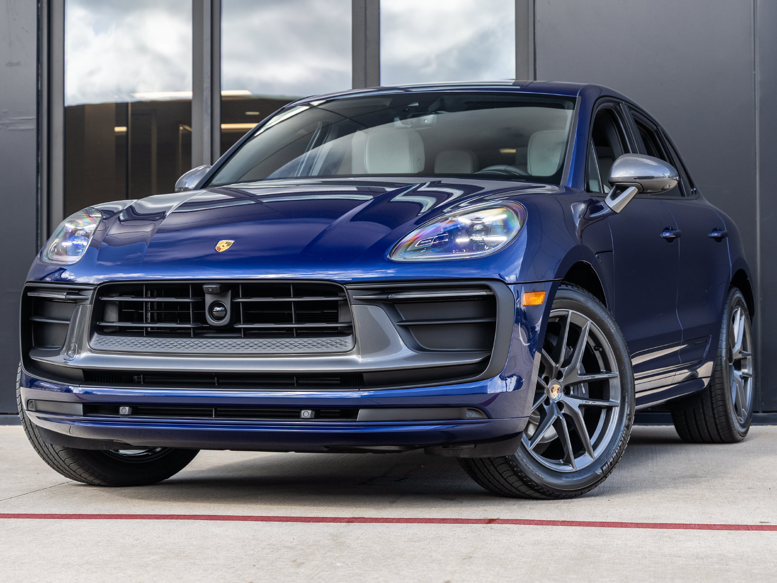 Certified 2026 Porsche Macan Turbo AWD/4WD image 1