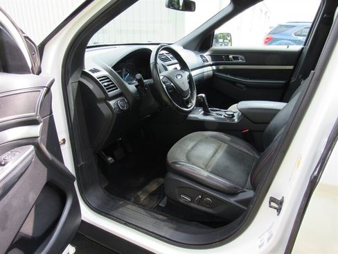 Used 2018 Ford Explorer XLT w/ XLT Appearance Package AWD/4WD image 14