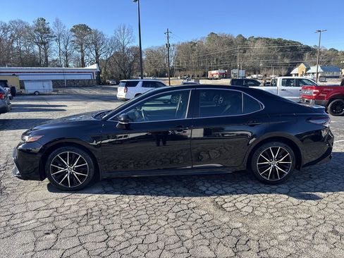 Used 2022 Toyota Camry SE image 4