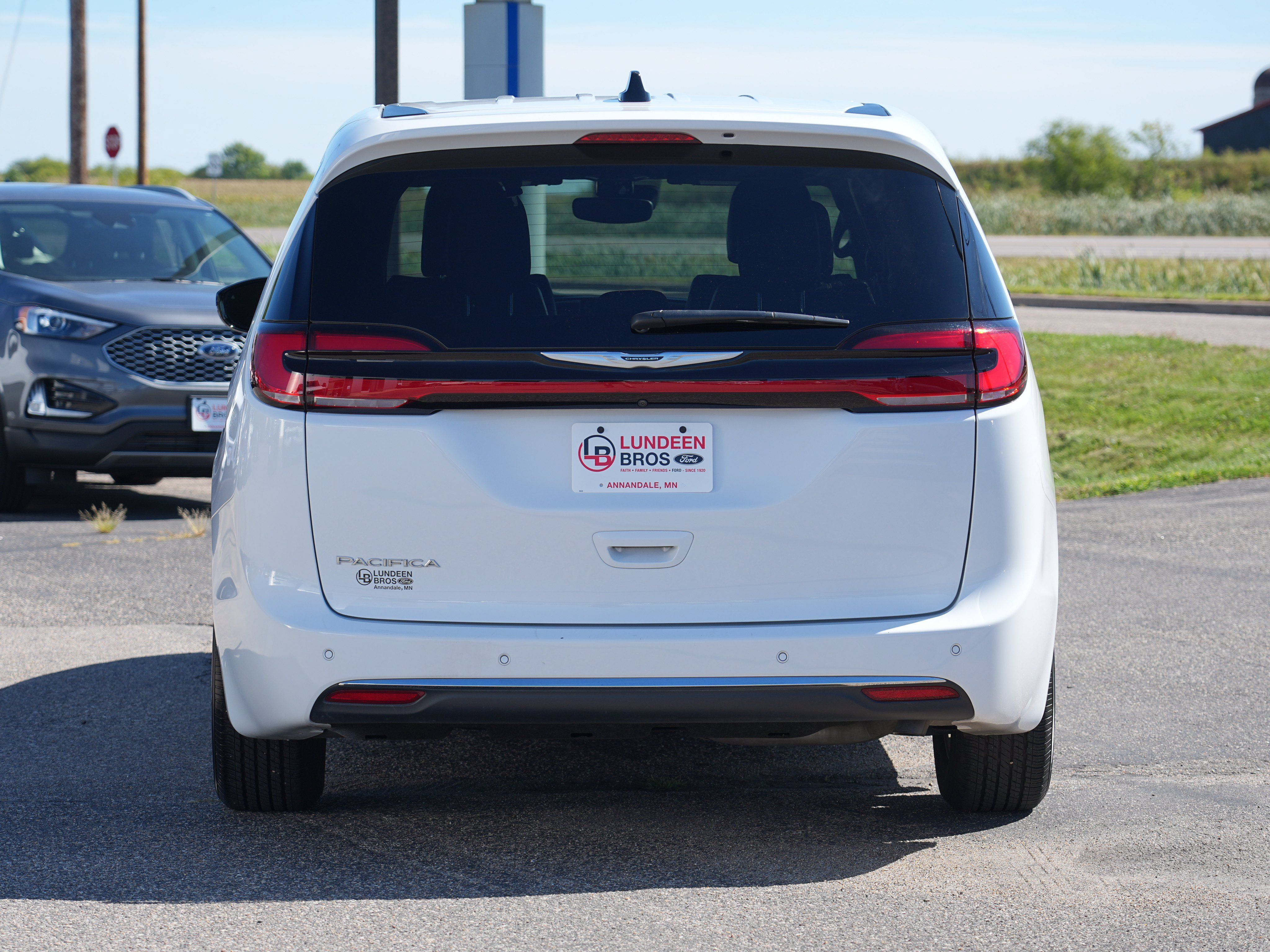 Used 2025 Chrysler Pacifica Select FWD image 4
