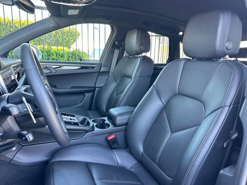 Certified 2025 Porsche Macan AWD/4WD image 5