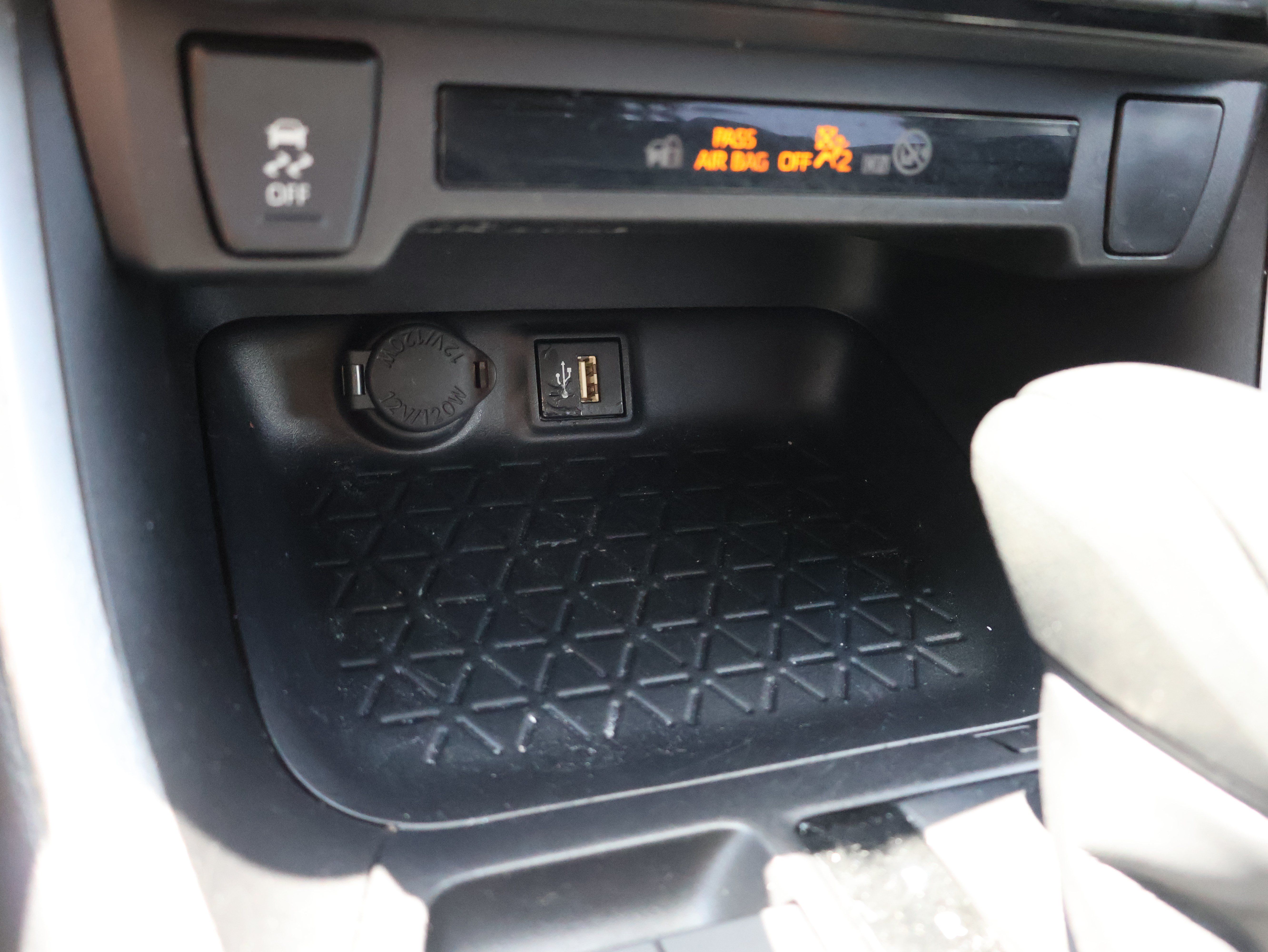 Used 2025 Toyota RAV4 XLE AWD/4WD image 27