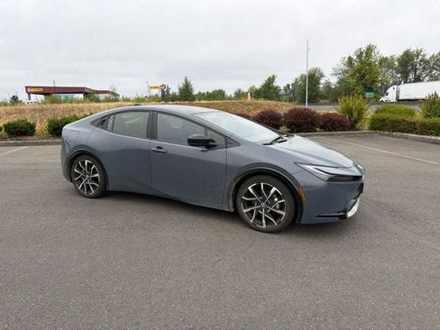 Used 2024 Toyota Prius Prime Premium FWD image 3