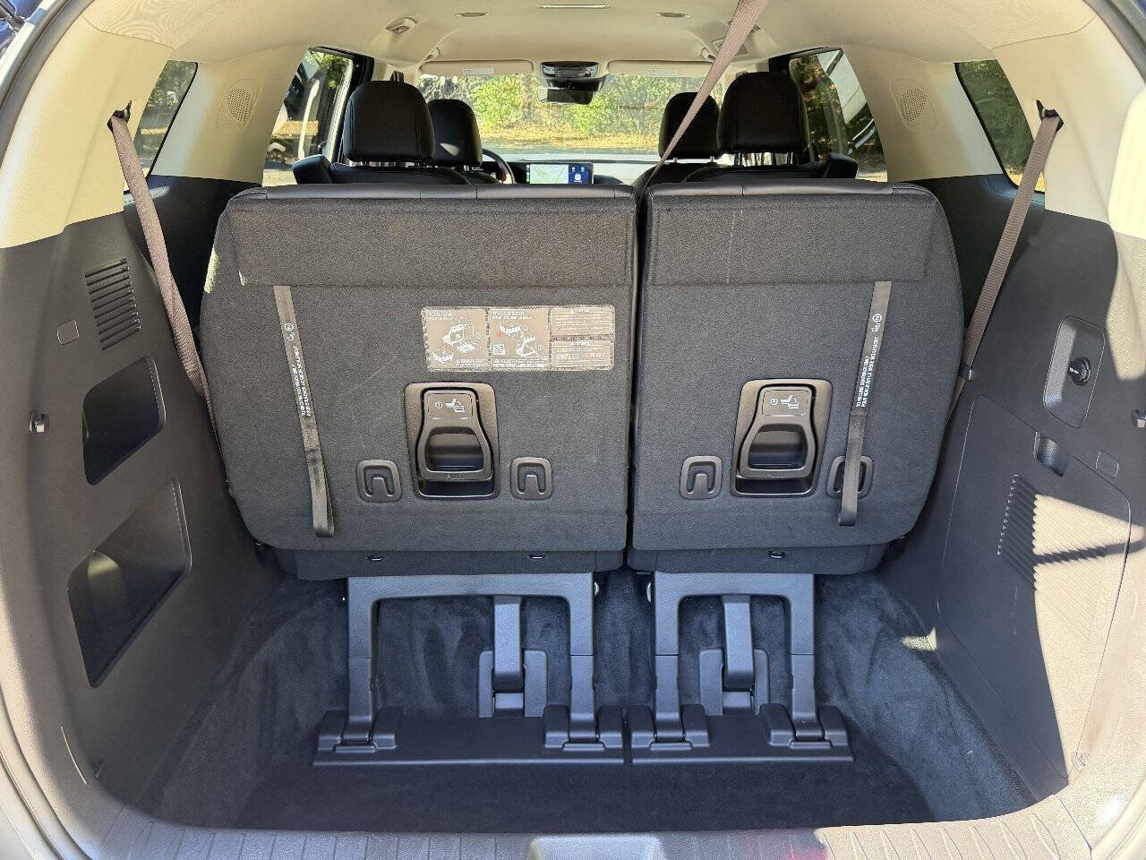Used 2025 Kia Carnival FWD image 16
