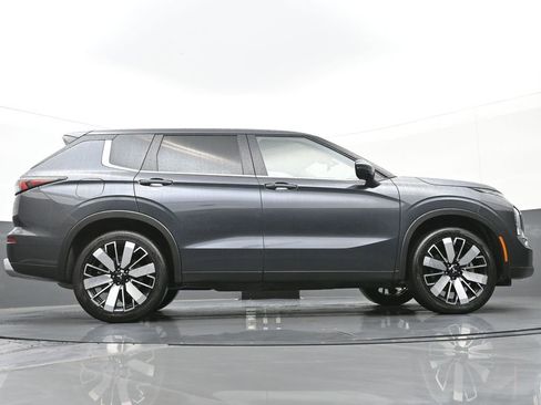 Used 2025 Mitsubishi Outlander SE image 44