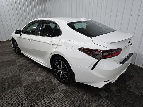 Used 2022 Toyota Camry SE image 9