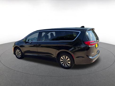 Used 2023 Chrysler Pacifica Touring-L FWD image 10